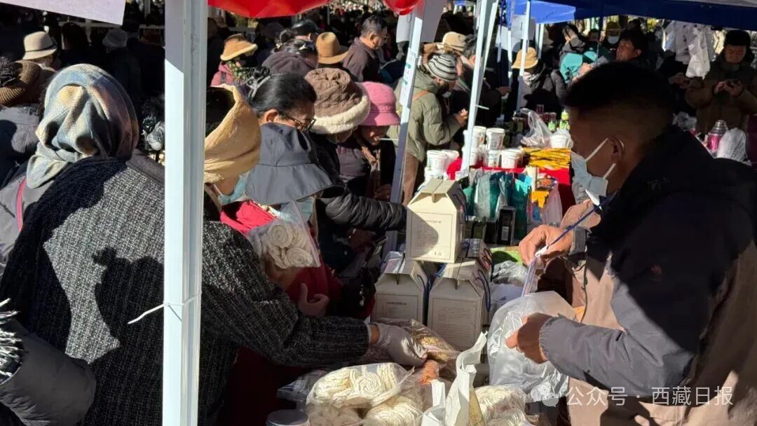图为西藏自治区“雪域珍品·供销惠民”消费帮扶供销大集活动现场,市民正在选购心仪商品。
