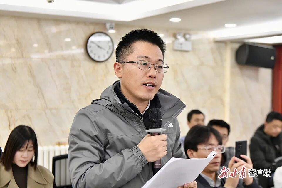 新华社记者现场提问