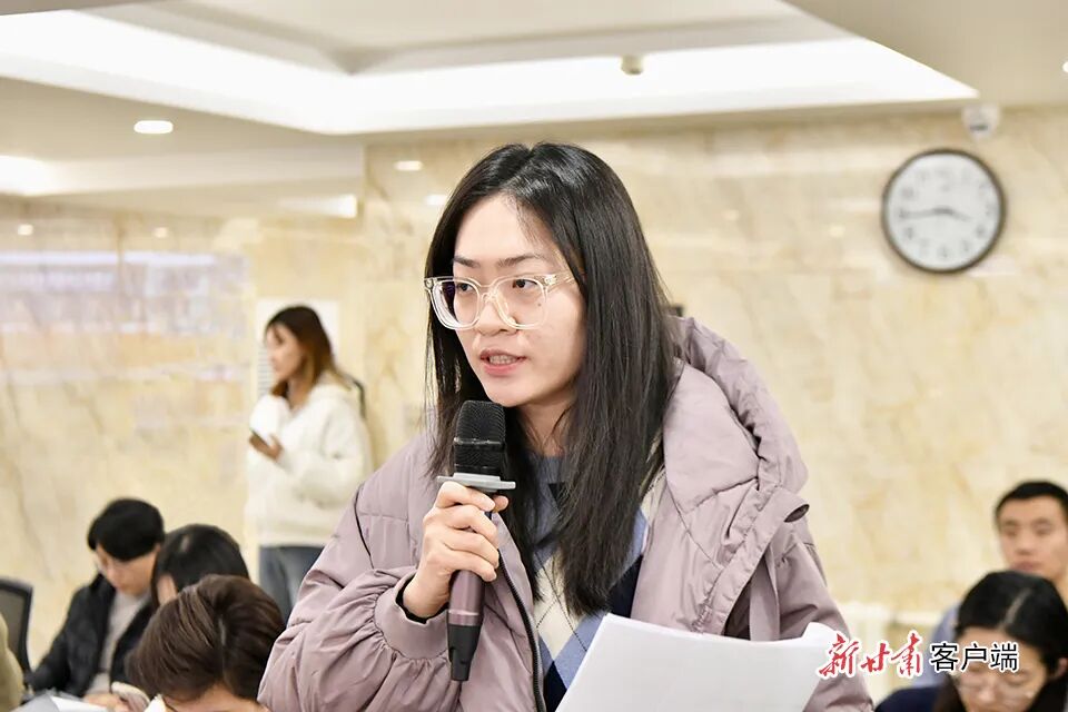 中新社记者现场提问