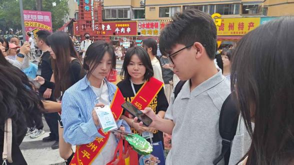 一码游贵州志愿者协助游客预约景区门票