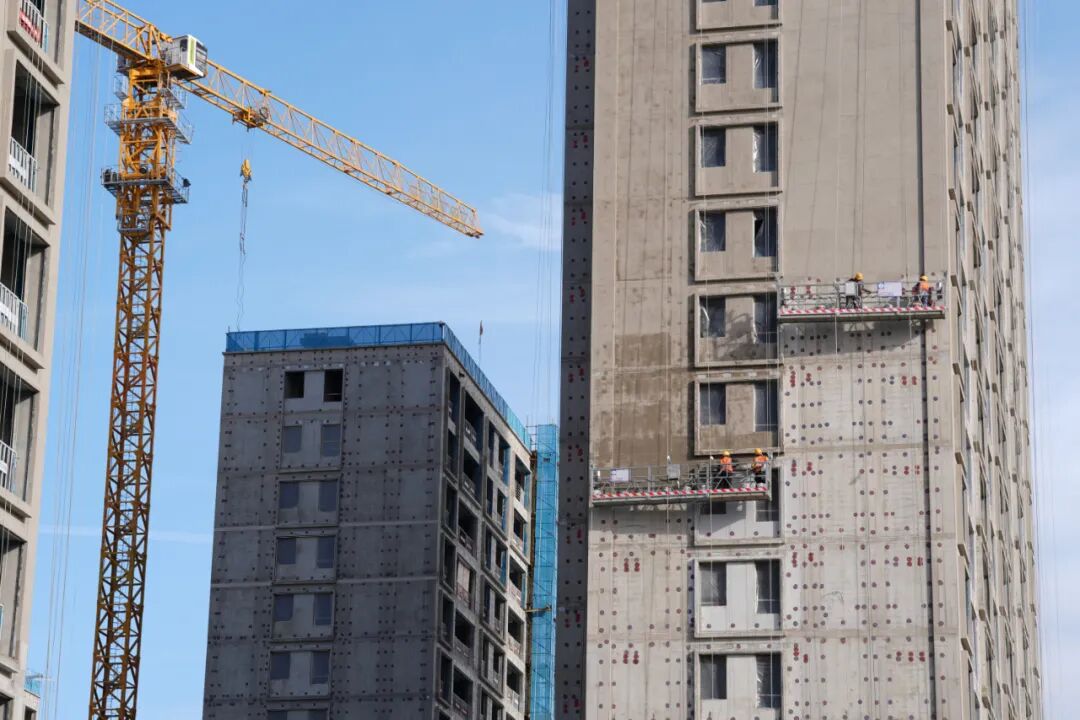 △图为建筑工人在北京一在建楼盘外墙施工。(图片由CNSPHOTO提供)