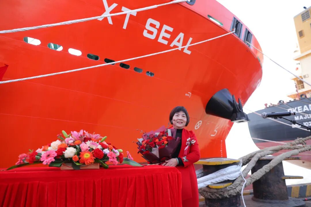 ▲教母陈尾珍女士行掷瓶礼