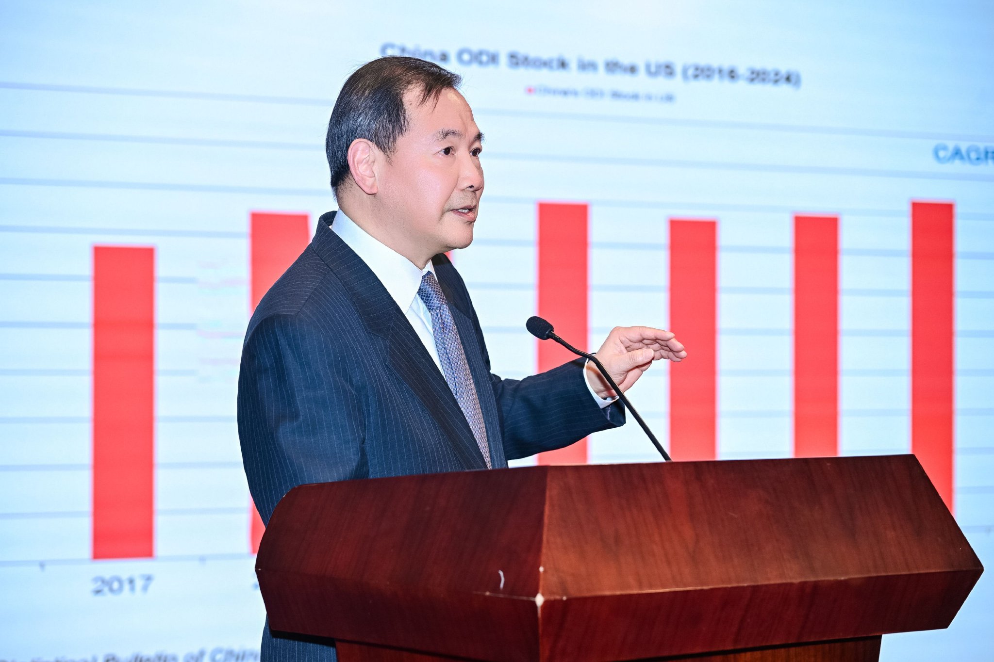 图为：上海美国商会会长郑艺演讲