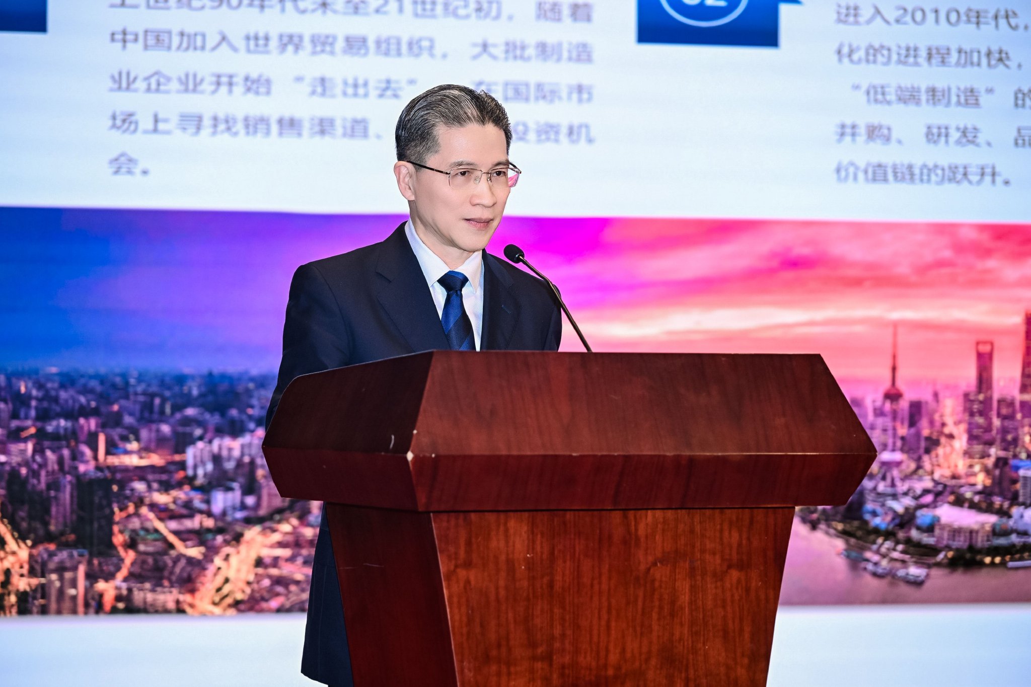 图为：全国政协常委、上海公共外交协会会长周汉民演讲