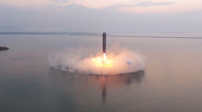 元行者一号验证型火箭在海上悬停。受访者供图