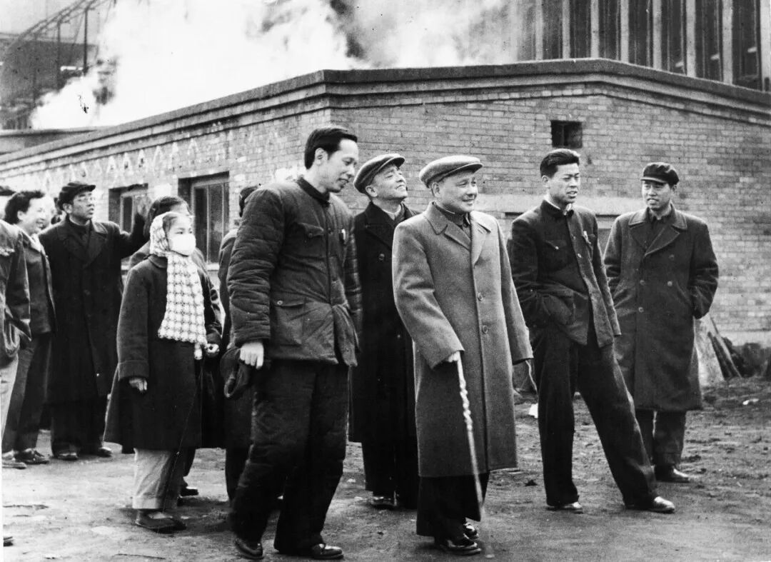 1960年12月，邓小平、杨尚昆同志到北京焦化厂视察