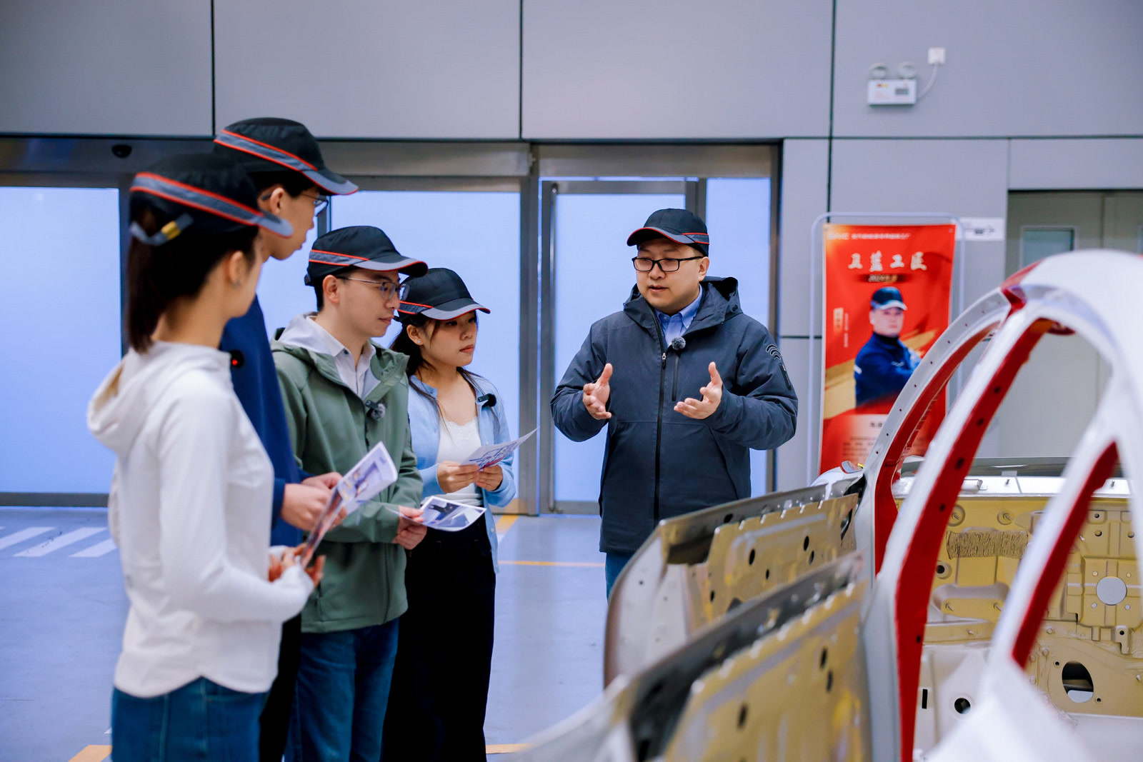 大学生走进“未来工厂”，探索智能制造新图景