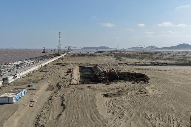 小洋山北作业区正在紧锣密鼓建设中。（上港集团供图）