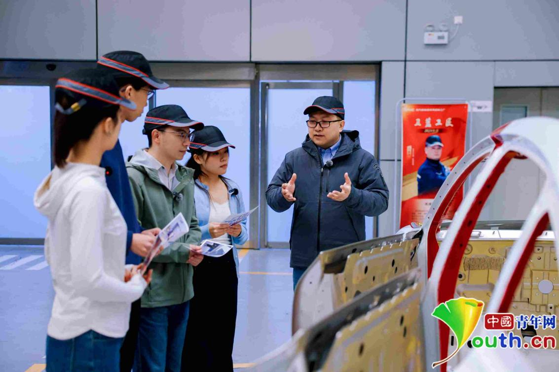 青知讲说人·这young探北京|北工大学子探访北汽新能源工厂：在机械臂与课堂间寻找智能制造密码