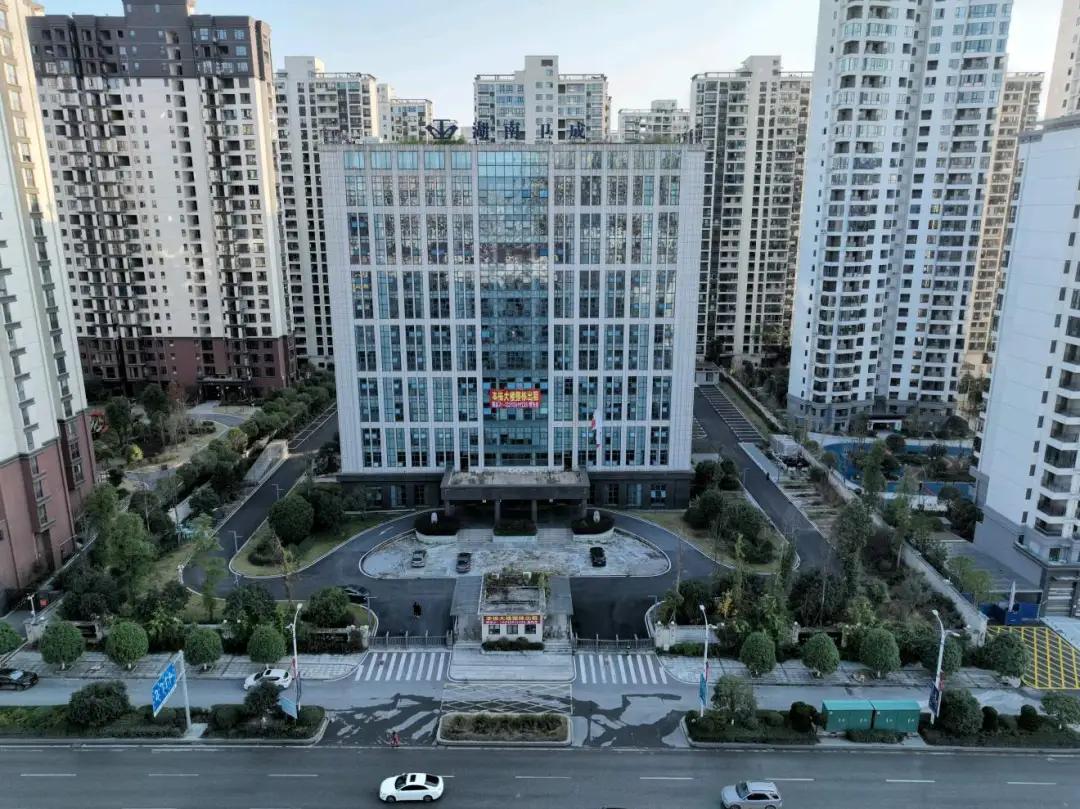 ▲湖南新化卫成综合商业大楼(中) 图据湖南永雄资产管理集团