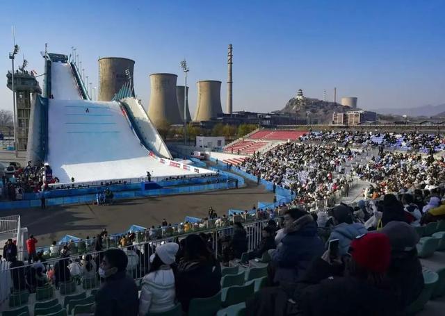 首钢滑雪大跳台，观众在观看比赛（摄影/北京青年报记者 崔峻）