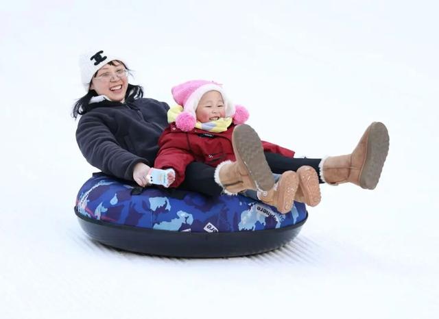 游客在鸟巢游玩，摄于今年2月（摄影/北京青年报记者 崔峻）