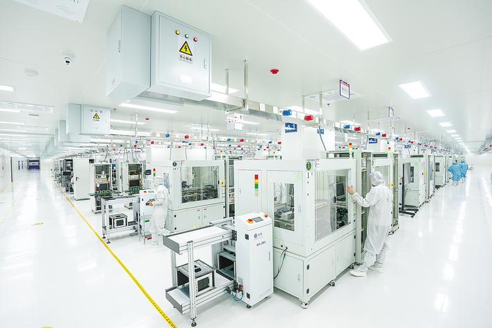 华工科技光电子信息产业研创园洁净厂房，正在生产高速光模块。 （湖北日报全媒记者 魏铼 摄）