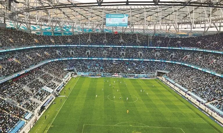 梭鱼湾足球场中超比赛场景。大连新闻传媒集团记者邵海峰 摄