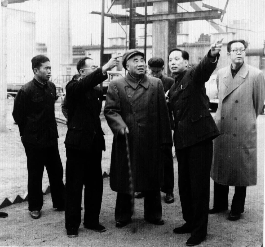 1960年11月,朱德同志视察北京焦化厂,为工厂题词“大力发展煤的综合利用”,同时题写了“北京炼焦化学厂”的厂名