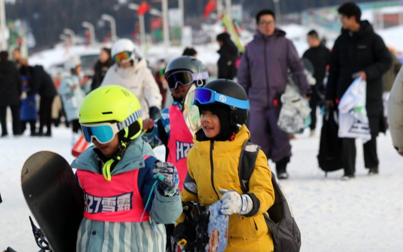 　　12月5日，孩子们在乌鲁木齐丝绸之路山地度假区东区滑雪场感受滑雪乐趣。天山网-新疆日报记者 李雄心摄