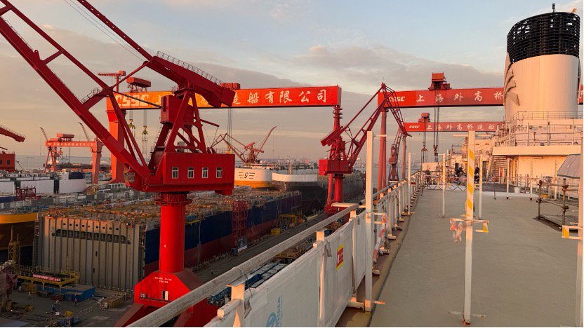 外高桥造船船坞，左边为一号坞，右边为“爱达·花城号”所在的二号坞（财联社记者/摄）