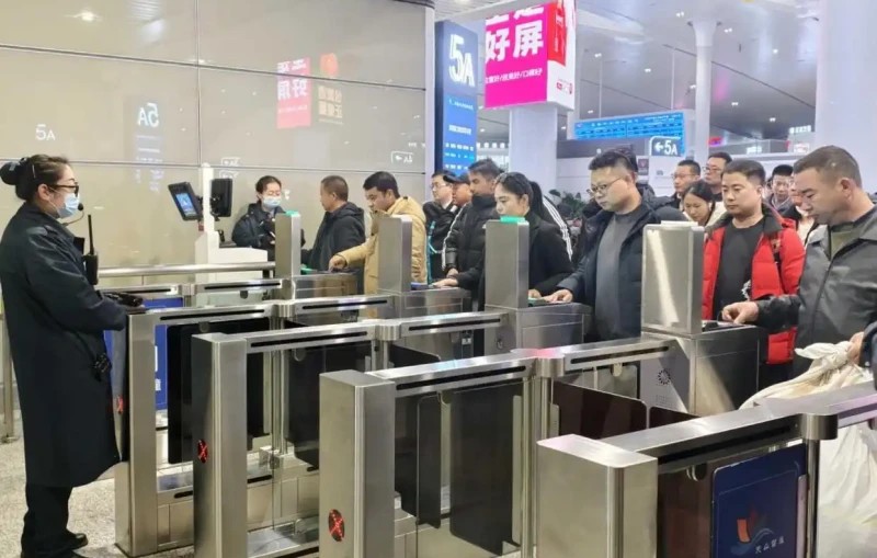 　　新疆铁路部门在伊宁、哈密等8个方向加开119列临时旅客列车。国铁乌鲁木齐局/图