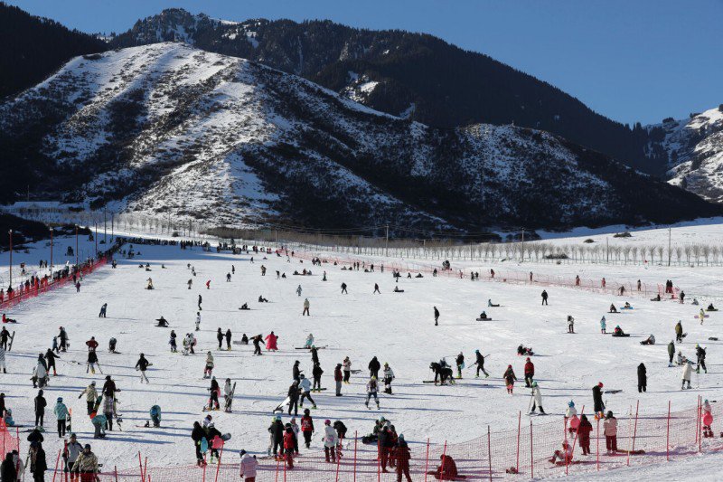 　　12月7日，众多市民和游客在乌鲁木齐南山白云滑雪场滑雪。天山网-新疆日报记者 李雄心摄