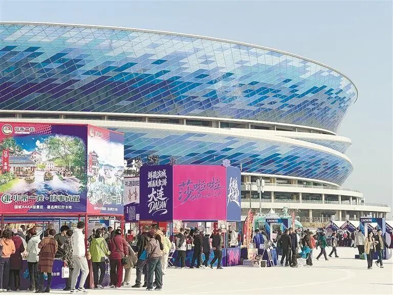 “辽超”嘉年华活动的热闹场景。大连新闻传媒集团记者宋宇 摄