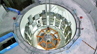 　　在紧凑型聚变能实验装置（BEST）建设现场成功落位安装的杜瓦底座。新华社发