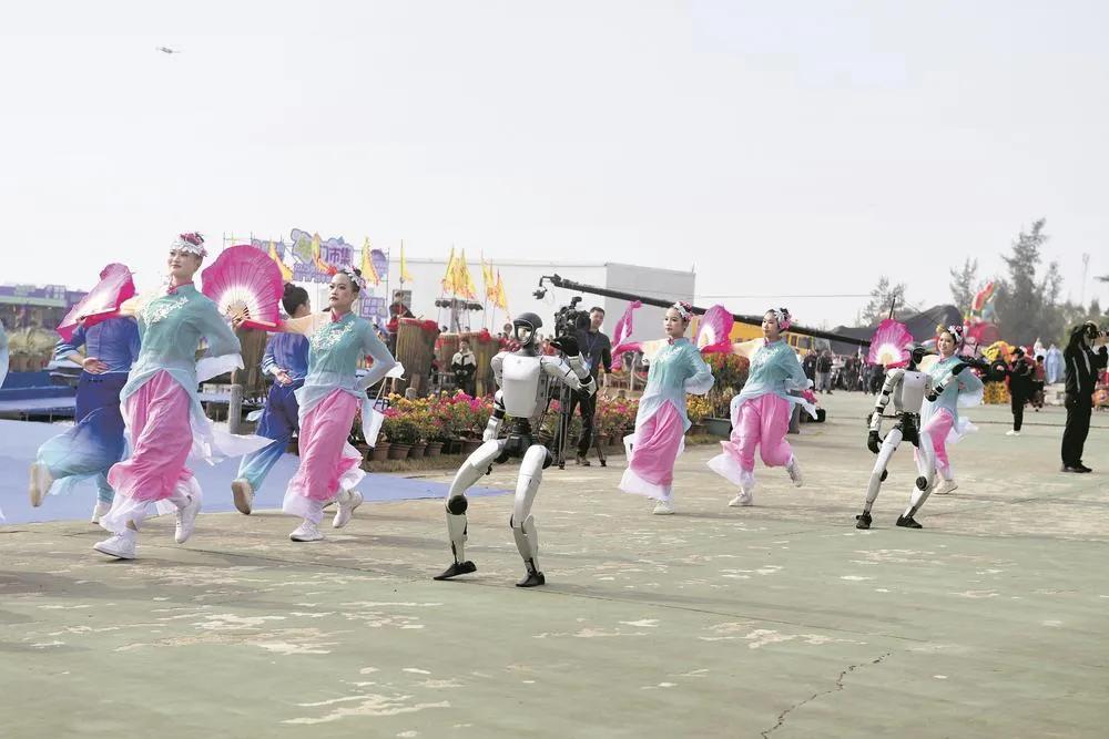 机器人与演员共舞，科技感拉满。 融媒体记者 苏俊铭 摄