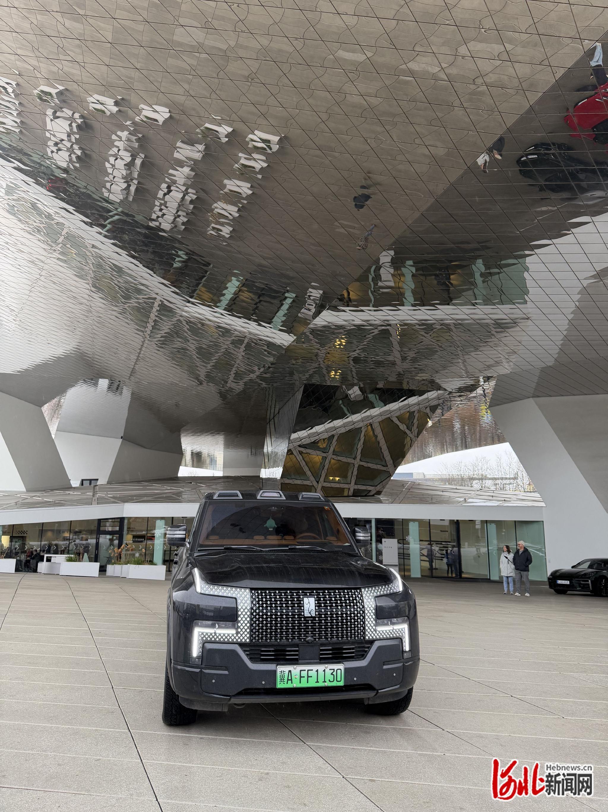 纵览热点丨19岁百万粉丝游戏主播转型环球自驾博主，把“冀A”国产车开到法国，本人：世界比想象中更开阔