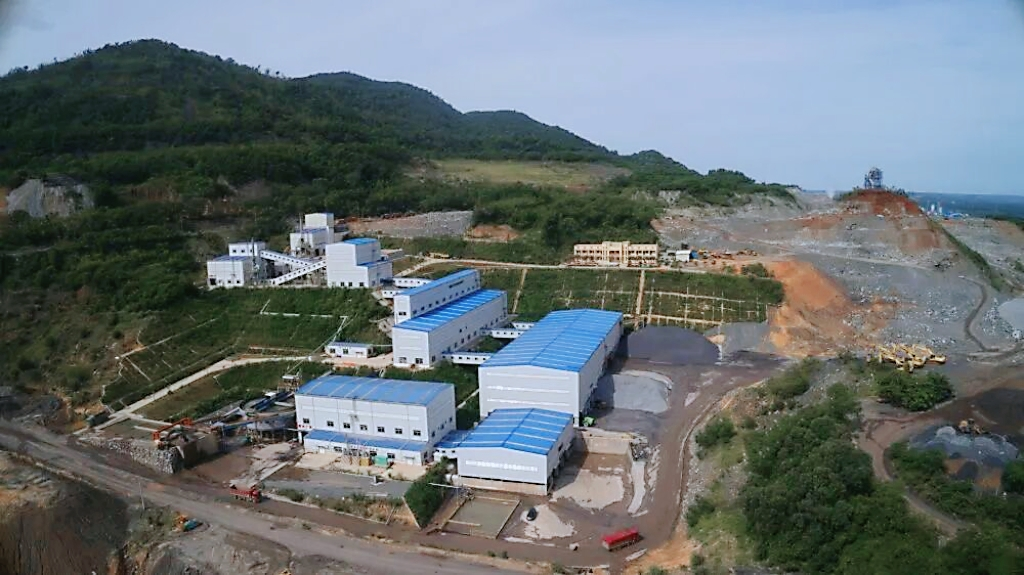 位于172排土场旁的海南绿华环保建材公司厂房。（海南海钢集团供图）