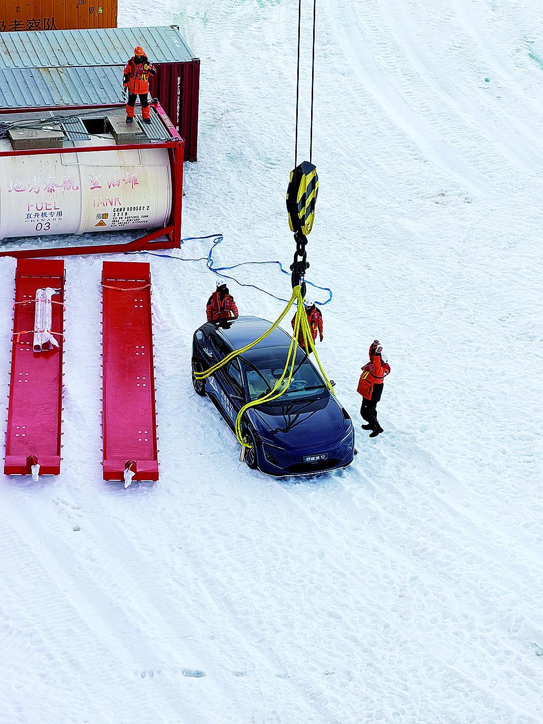 重庆造“阿维塔12”登陆南极，开启极地测试之旅。企业供图
