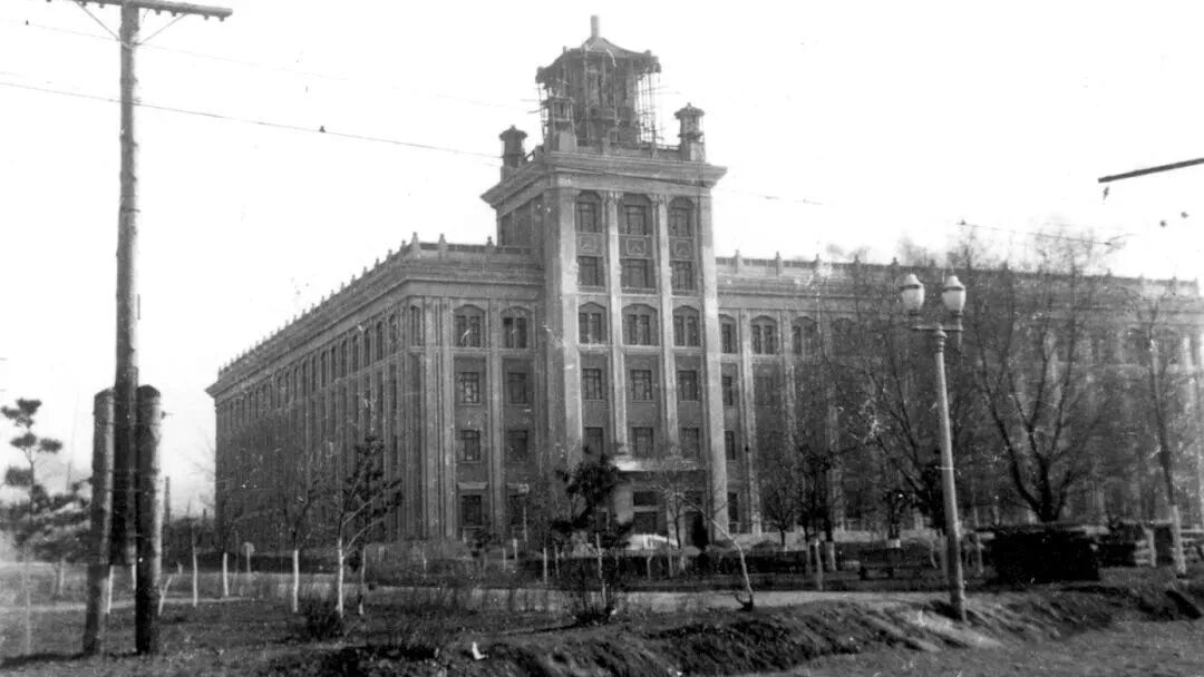1954年,即将竣工的鞍山焦耐院办公楼