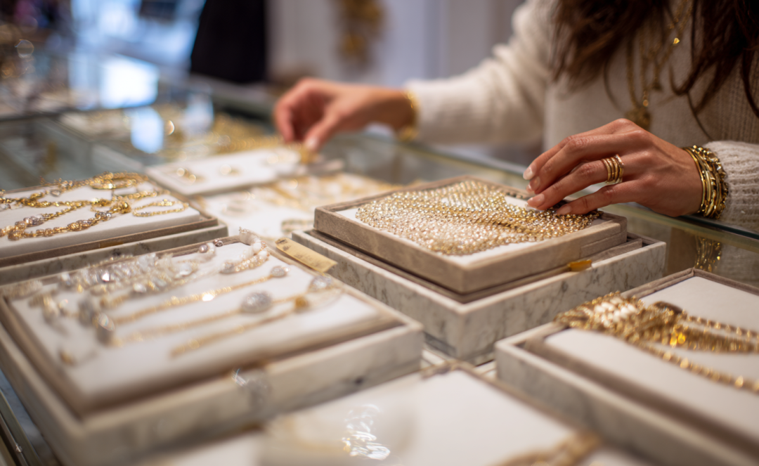 K黄是通过75%黄金与25%其他贵金属混合打造而成/顾芗·AI制图