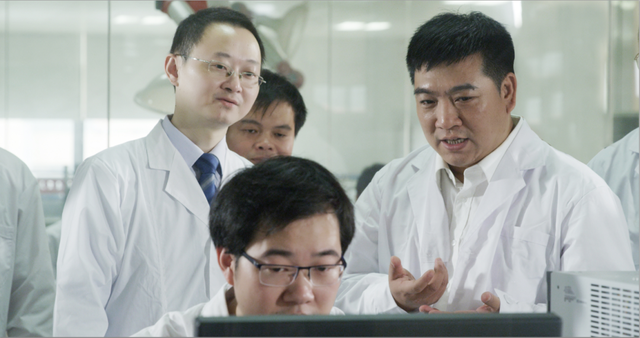 ▲董事长陈庆堂先生在研发中心指导工作