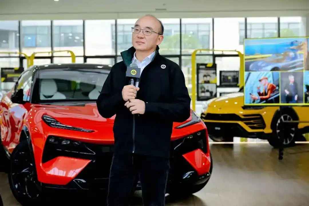 首款插混车For Me明年一季度上市！莲花进军中大型SUV市场，冯擎峰：我们不愿意造像船一样的车