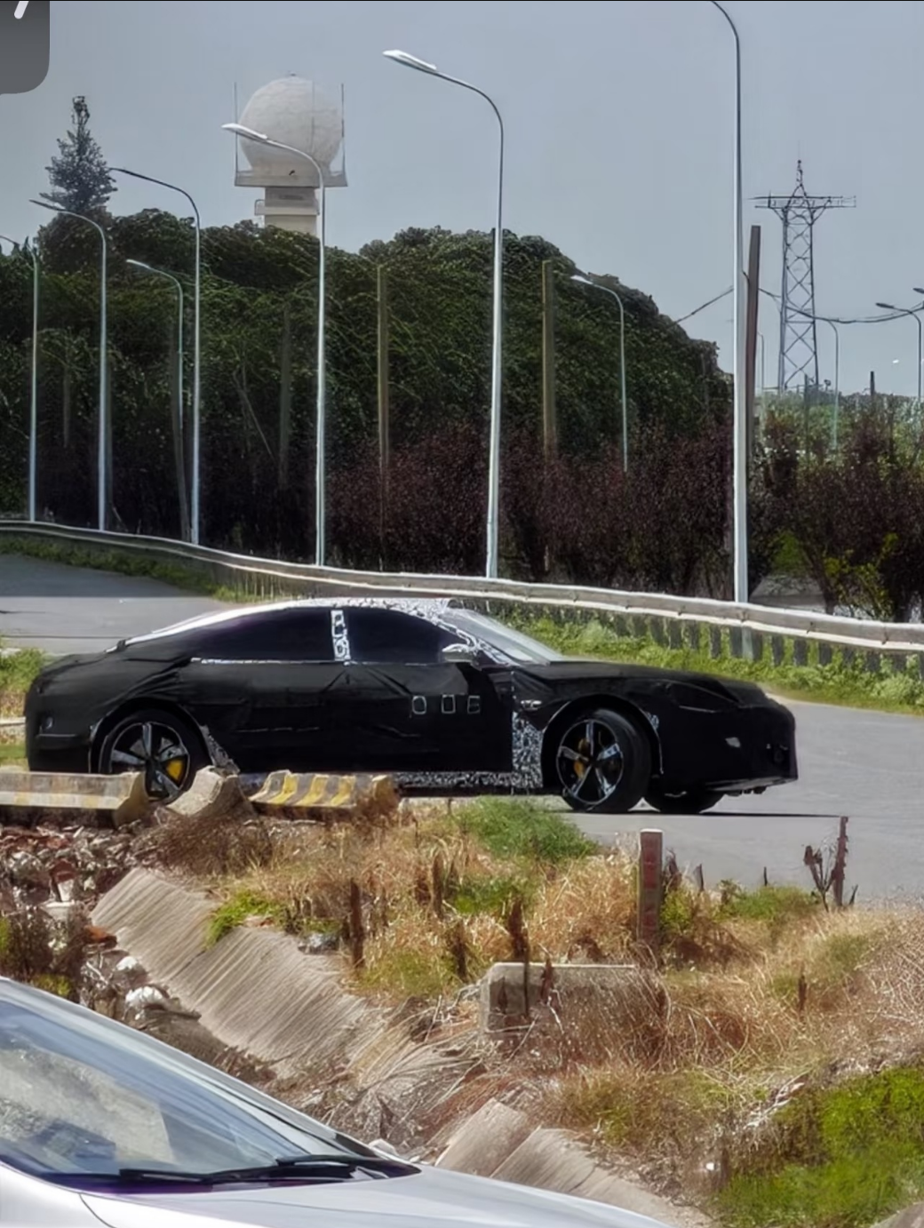 或给混动车型优化体验铺路：小米汽车公布燃油液位显示专利，可减少油量跳变