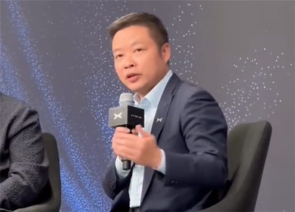 何小鹏公开打赌：明年小鹏VLA追不上特斯拉FSD的话 智驾同事在金门大桥裸跑