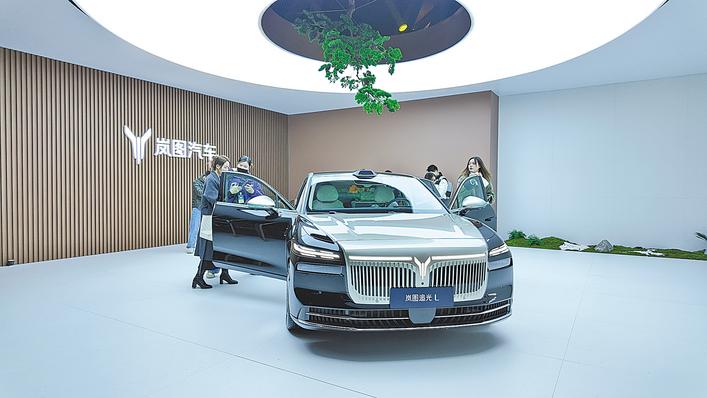 岚图汽车今年的压轴之作——新时代旗舰轿车追光L在北京正式上市。（受访单位供图）