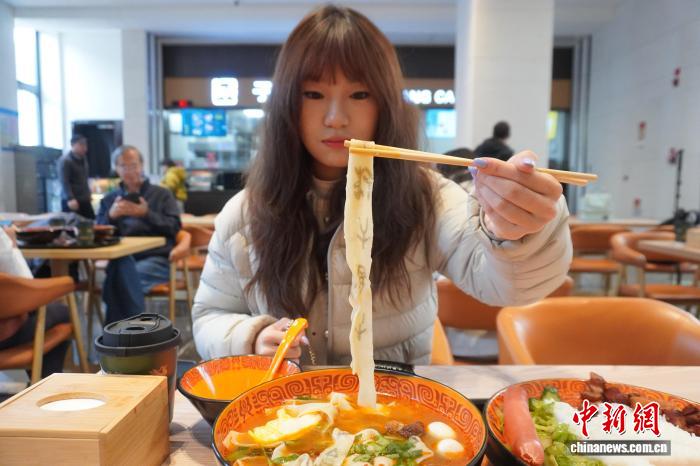 12月9日，河南安陽，遊客在殷墟博物館子饗餐廳展示「甲骨文麵條」。中新社記者 韓章雲 攝