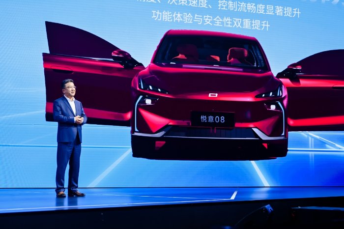 一汽奔腾汽车股份有限公司副总经理、奔腾开发院党委书记、院长杨兴龙