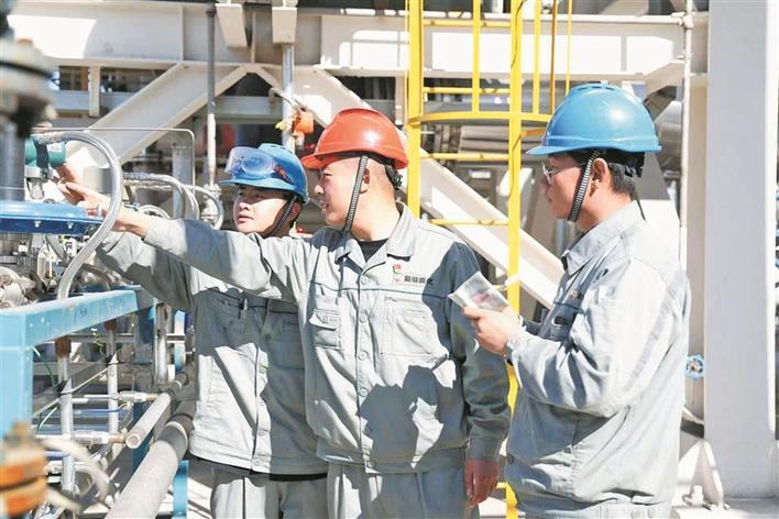 12月2日，新疆新业能源化工有限责任公司挥发性有机物VOCs火炬气回收装置现场，技术人员在进行设备巡检。 朱小丽 杜仪 摄