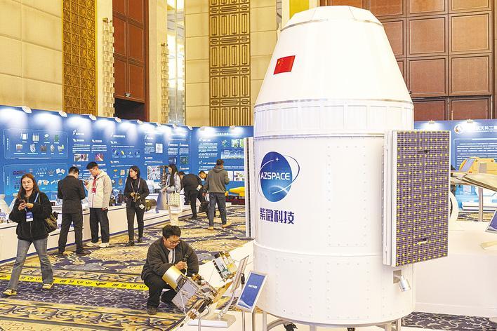 12月3日，嘉宾在迪迩五号模型前参观。 （湖北日报全媒记者 任勇 摄）