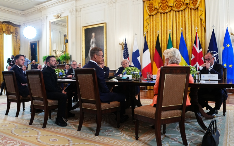 ▲当地时间2025年8月18日，美国华盛顿，美国总统特朗普在白宫与到访的欧洲领导人举行多边会晤。图/IC photo