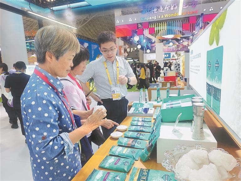 青海特色食盐亮相展会，天然纯净特质广受客商青睐。谭梅 摄