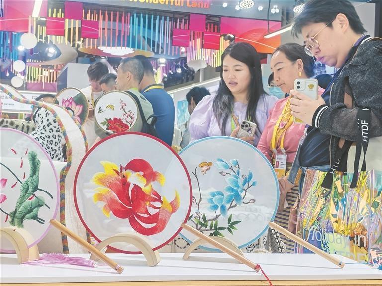 青海青绣产品在展会上吸引游客驻足。 谭梅 摄