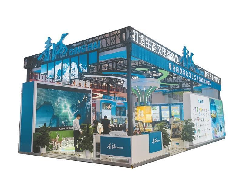 青海青绣产品在展会上吸引游客驻足。 谭梅 摄