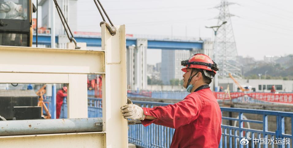 图 三号闸大修，检修平板门锁定梁基础处理前，吊杆架移位