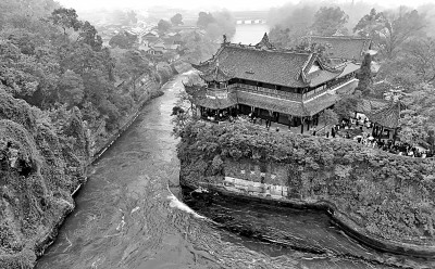 　　都江堰水利工程宝瓶口。新华社发