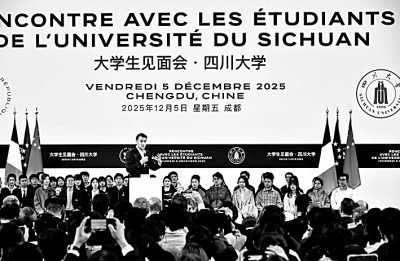 　　12月5日，法国总统马克龙在成都访问四川大学。新华社发