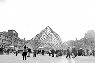　　法国巴黎卢浮宫博物馆的玻璃金字塔入口。新华社发