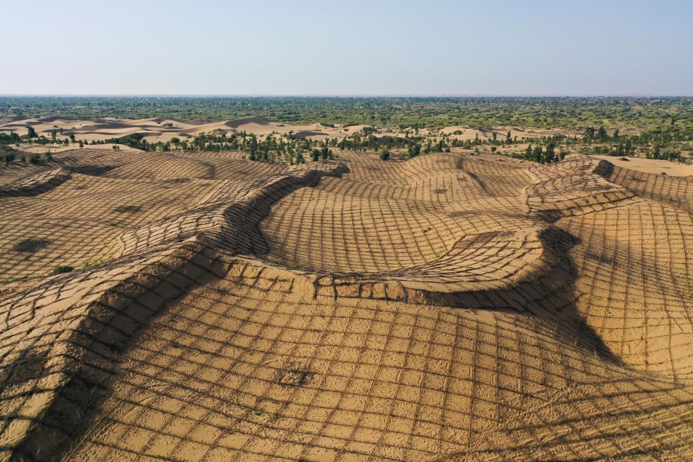 这是2025年9月12日在内蒙古鄂尔多斯市拍摄的正在治理中的库布其沙漠（无人机照片）。新华社记者 李志鹏 摄