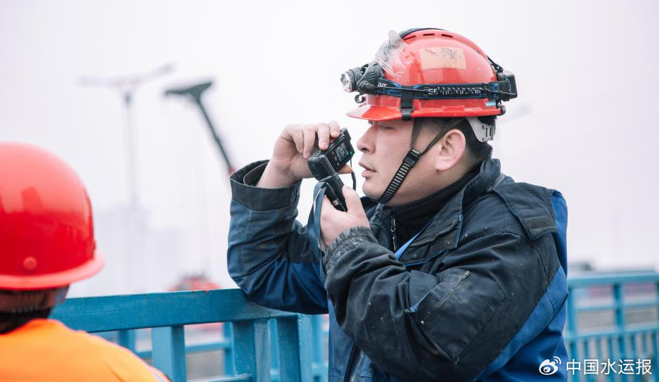 图 联系指挥施工物资送闸底